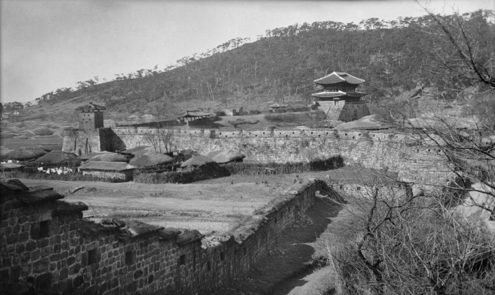 성곽이 훼손되기 전 팔달문 일원 모습. 