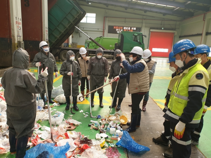 자원회수시설을 방문하여 생활폐기물 샘플링 검사 현장