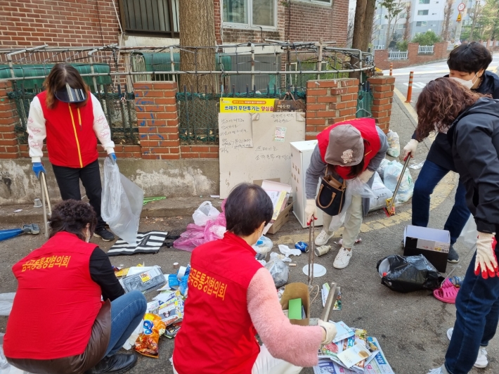 권선구 금곡동은 지난 25일 관내 무단투기 상습지역에서 생활폐기물 자체 샘플링 검사를 진행하였다.