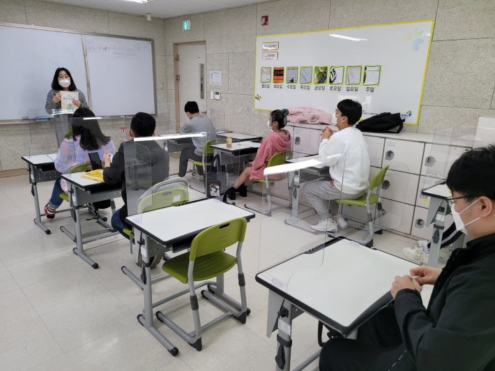 이주배경 청소년들이 수원시글로벌청소년드림센터에서 한국어수업을 듣고 있다. 