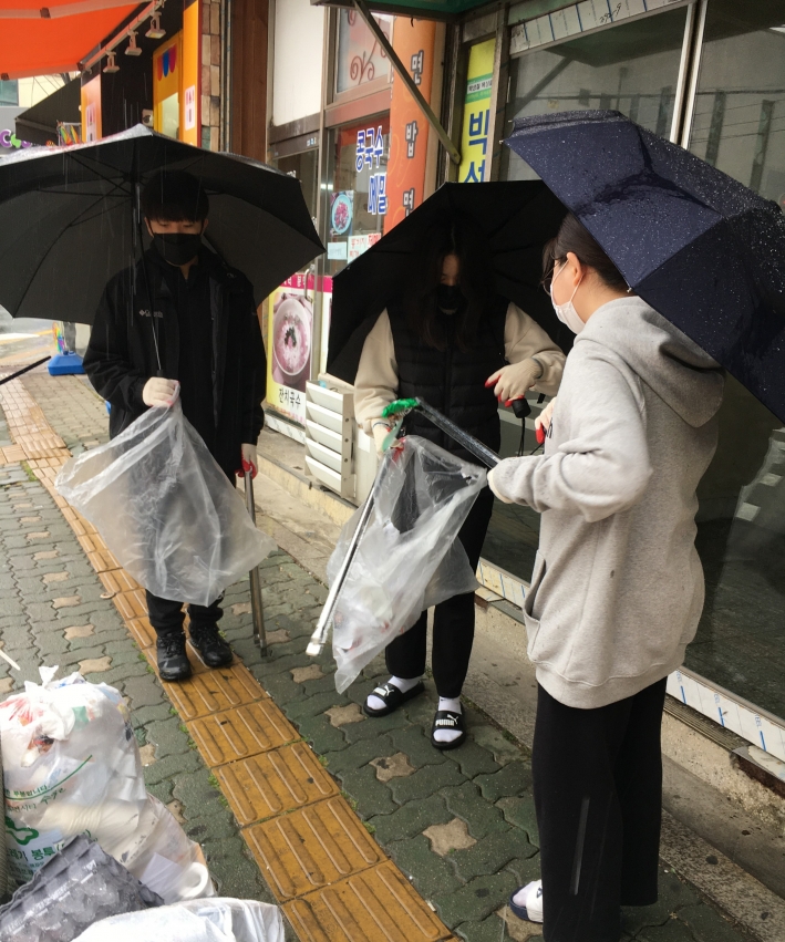 청소년 자원봉사자들이 관내 무단투기 쓰레기를 수거하고 있다.
