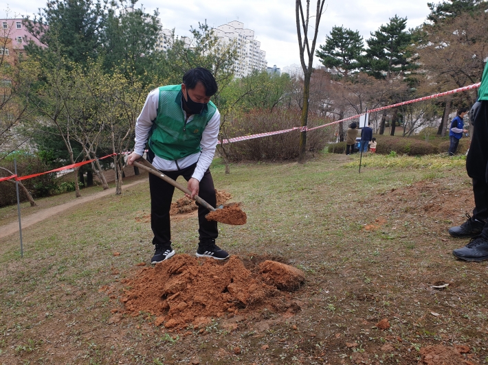 식목행사에 첫날 땅파기에 참여한 윤진석 수원시새마을협의회 회장