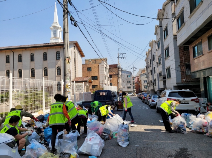 주민 및 통장들이 자발적으로 동수원로146번길의 미수거된 쓰레기를 정비하고 있다.