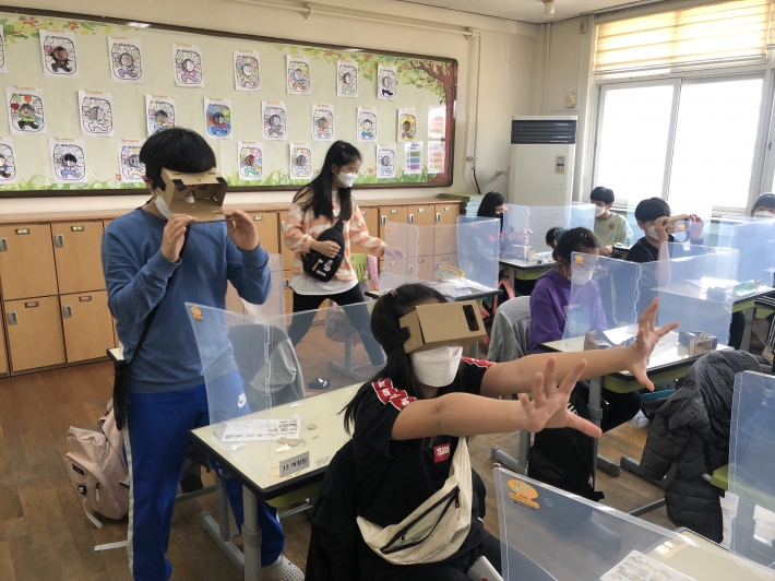 VR체험을 하는 5학년 학생들