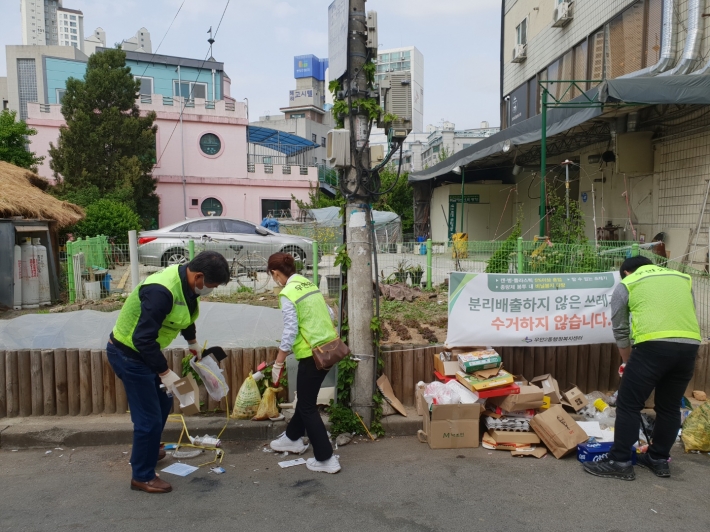 우만2동 주민자치위원회는 지난 26일 관내 쓰레기 무단투기지역에서 환경정비를 실시하였다.