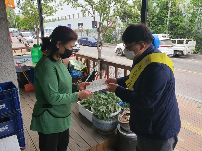 상가를 돌며 청소년들이 안전한 환경에서 올바르게 성장 할 수 있도록 적극적인 참여를 당부했다.