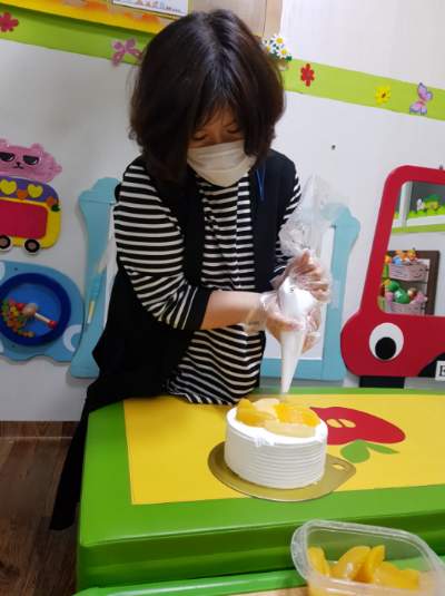 영통구 가정어린이집연합회 회원이 홀몸어르신에게 전할 케이크를 직접 만들고 있다.