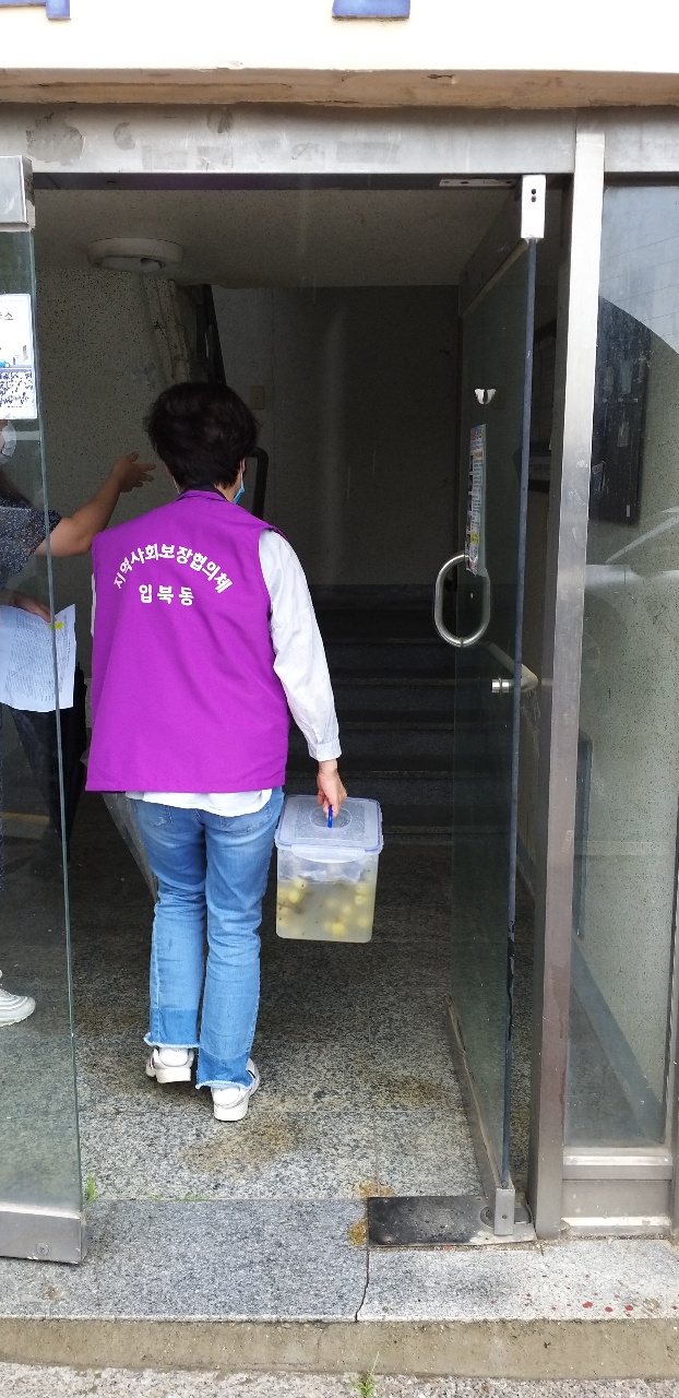 지역사회보장협의체 위원이 세대별 가정방문하여 전달하고 있다