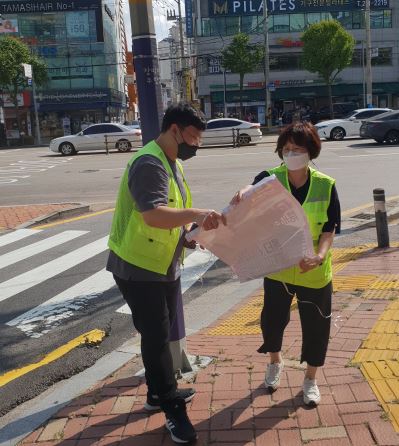 불법광고물을 정비하고 있다.