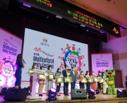 조청식 수원시 제1부시장이 다문화 한가족 축제를 기념하여 모범 외국인 및 외국인지원 유공자에게 표창장을 수여하고 있다.