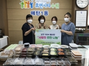 손맛1004봉사단 회원들이 직접만든 반찬을 놓고 기념촬영을 하고 있다.