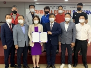 임숙자 수원시자원봉사센터장(앞줄 왼쪽 3번째), 박형구 경기도자동차검사정비조합 수원협의회장(앞줄 오른쪽 3번째) 등 협약 관계자들이 함께하고 있다.
