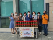 (사)경기도전통음식협회에서 열무김치 50통을 우만1동에 기부하고 있다. 