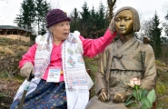 안점순 할머니가 2017년 3월8일 독일 레겐스부르크 비젠트 네팔 히말라야 파비용 공원에 설치된 평화의 소녀상을 쓰다듬고 있다.