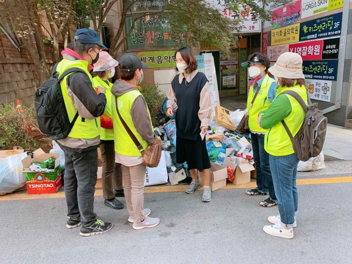 매탄1동 행정민원팀장이 올바른 쓰레기 분리배출을 위해 교육을 실시하고 있다.