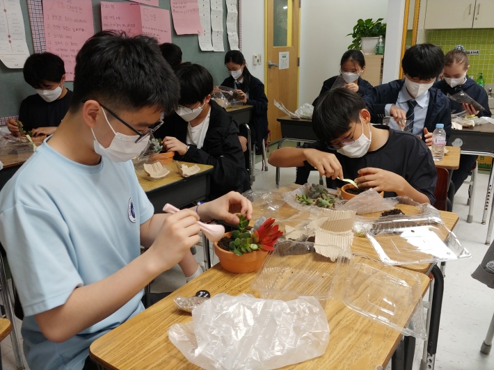 '2021년 농축산 분야 진로직업 체험교육'에 참여한 학생들이 반려식물 가꾸기 체험을 하고 있다. 
