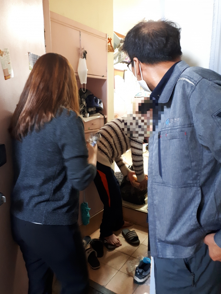 오른쪽) 이대형 위원이 위기가구에 고기를 전달하는 모습