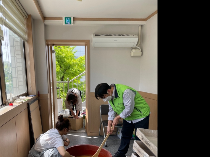 비누를 만들기위해 재료를 섞고 있다.
