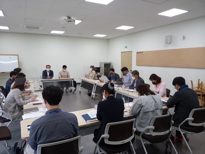 지난 18일 수원시, 한국환경공단, 화성시, 경기도 관계자들이 '2021년 수원·화성 악취 실태조사 유관기관 회의'를 하고 있다. 