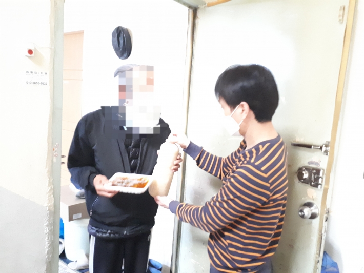 보양식을 전달하며 안부확인을 하는 모습