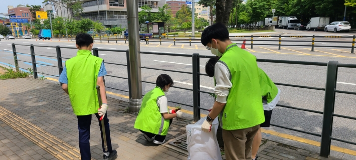 청소년 자원봉사자들이 주요 도로변 일대의 쓰레기와 잡초를 제거하고 있다.