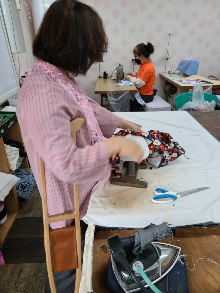 미싱사용법을 익히고, 옷만들기 전문적인 수업을 20회차동안 배우게 된다. 