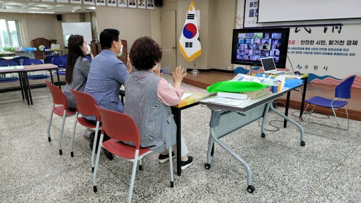 율천동주민자치회는 관내 초등학교 학생들을 대상으로 온라인 분리배출 교육을 실시했다.