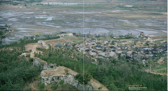 1967년 수원화성 서북각루 안 모습, 사진 '이방인이 본 옛 수원화성' 도록에서