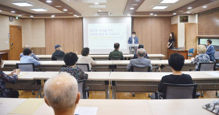 김용덕 영통구청장이 경로당 운영재개 사전교육에 참석하여  경로당 회장님들께 인사를 드리고 있다.