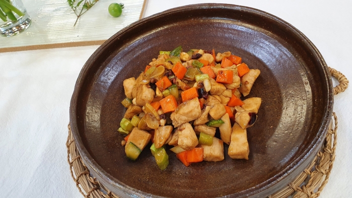 정성들여 만든 맛있는 사천식 닭고기 볶음, 궁바오딩