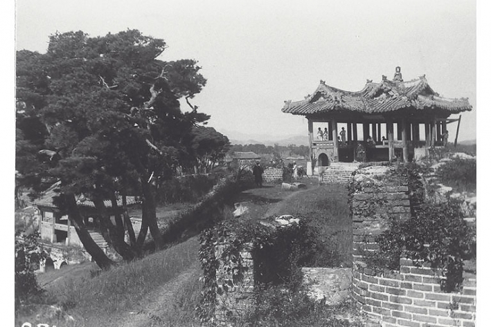 1906년 경 찍은 사진, 왼쪽에는 육지송과 화홍문, 오른쪽에는 방화수류정, 가운데 뒤에는 북동포루가 보인다.