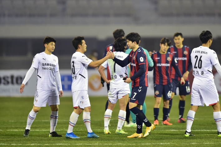 지난 3월10일 수원시에 연고를 둔 프로축구 수원삼성블루윙즈와 수원FC가 수원종합운동장에서 경기를 하고 있다.