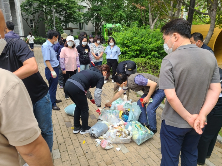 수원시 공직자, 입주민 등이 정자동 수원SK스카이뷰에서 배출된 종량제봉투에 들어있는 쓰레기를 검사하고 있다.