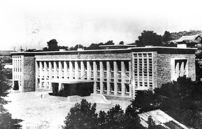 1954년 10월 27일 착공, 1956년 7월 26일에 준공된 수원시청사. 한국전쟁 후 파괴된 수원 재건의 기수와 같은 역할을 했다.