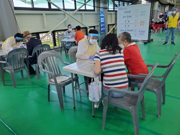 코로나19 백신접종 예진표 작성 안내 모습