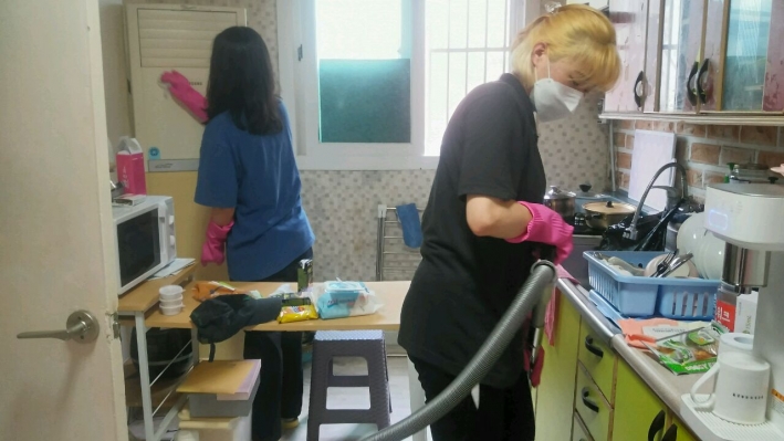 홀몸어르신 댁에서 청소 봉사에 열심인 자원봉사자들(수원여대 사회봉사단)