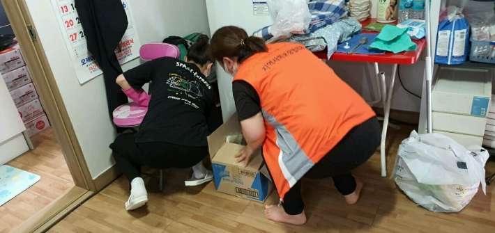 홀몸어르신 댁에서 청소 봉사중인 자원봉사자들(동 지역사회보장협의체 위원과 수원여대 사회봉사단)