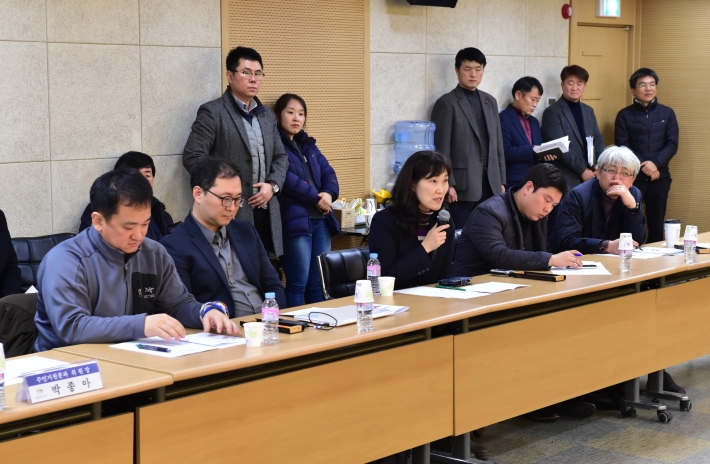 2018년 2월 광교산 상생협의회가 협약식에 앞서 토론하고 있다.