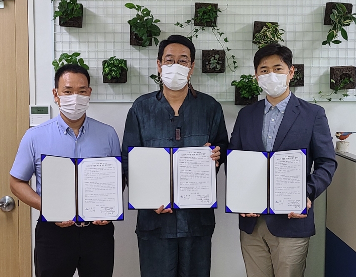 김기배 수원시 환경국장(가운데)과 수산법인 관계자가 협약 후 함께하고 있다. 