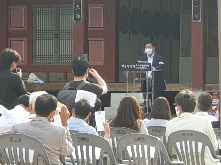 막걸리 빚기 국가무형문화재 지정을 선포하고 있는 김현모 문화재청장