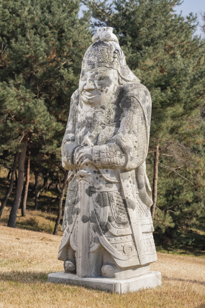 당대 최고의 석장들이 제작해 높은 예술성을 보여주는 건릉 동쪽 무인석.