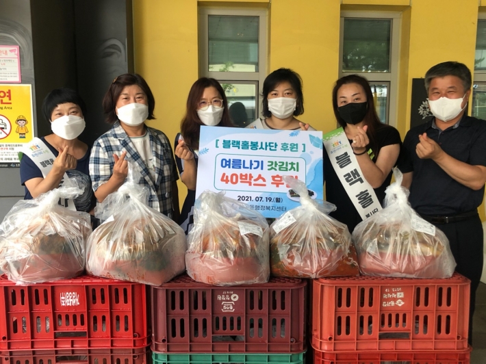 블랙홀봉사단이 금곡동에 여름나기 갓김치 40박스를 전달하고 있다.