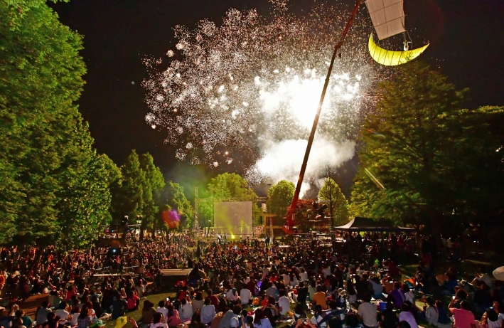  지난 2019년 5월 경기상상캠퍼스에서 개최된 수원연극축제에서 시민들이 화려한 공연을 즐기고 있다.
