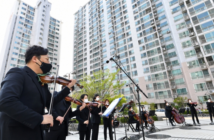코로나19가 확산되던 지난해 4월 수원지역 아파트 단지에서 진행된 베란다 1열 콘서트에서 오케스트라 연주가 진행되고 있다.