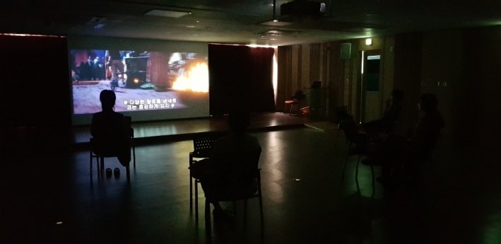 신청자들이 <나 홀로 극장>에서 영화를 보고 있다. 