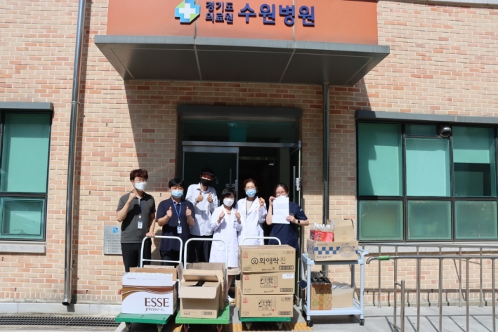 행궁동 맛촌상인회에서 경기도의료원 수원병원 의료진들에게 건강음료와 다과세트를 전달했다.