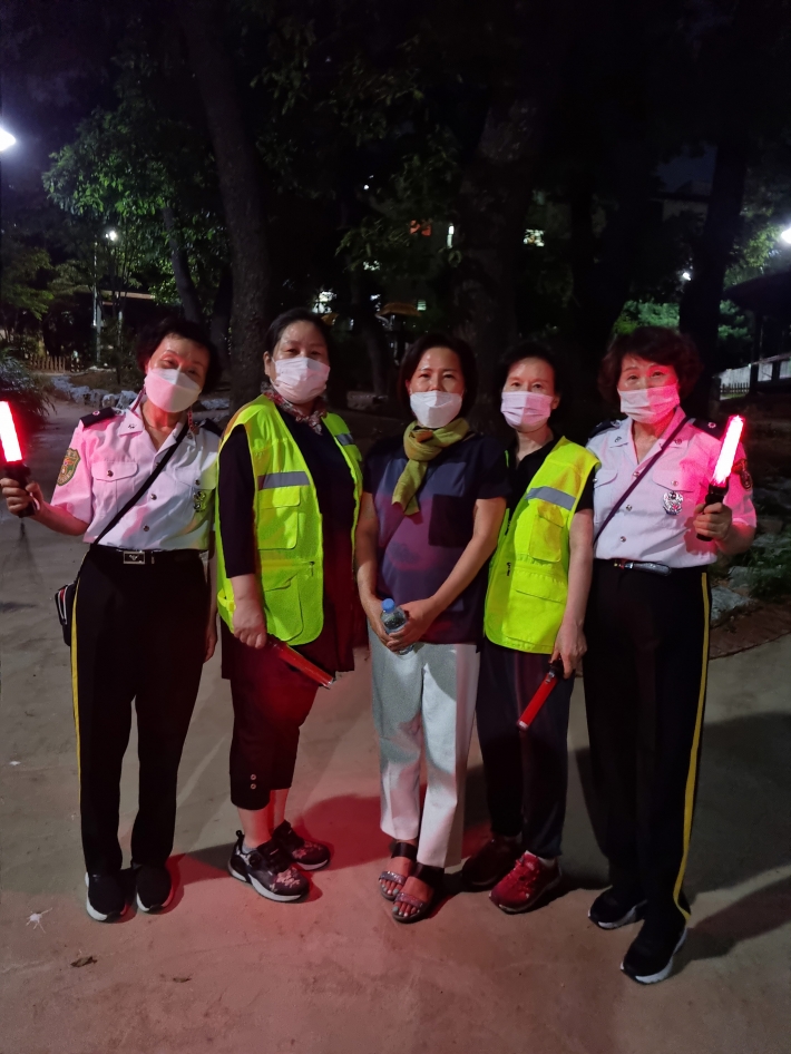 망포2동 통장협의회가 방범기동순찰대 태장지대와 합동으로 야간 공원 순찰을 진행했다