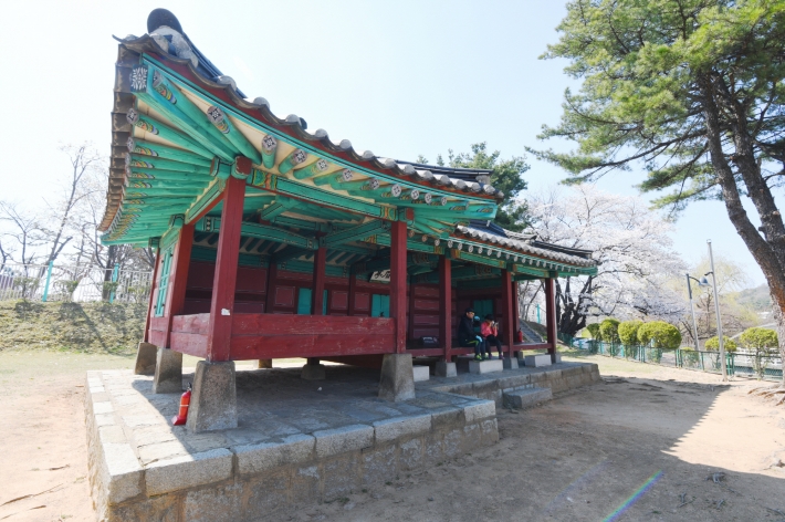 수원팔경 중 서호낙조를 감상할 수 있는 항미정. 1831년 화성유수 박기수가 세웠다.