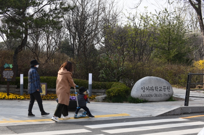 한국전쟁에 파견돼 농촌진흥청에 주둔하던 터키군이 전쟁고아들을 돌보던 앙카라학교를 기념해 세워진 앙카라학교공원.