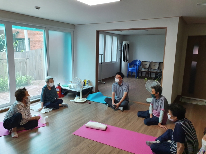 송종백 행궁동장이 경로당 어르신들에게 방역수칙 준수를 당부하고 있다.